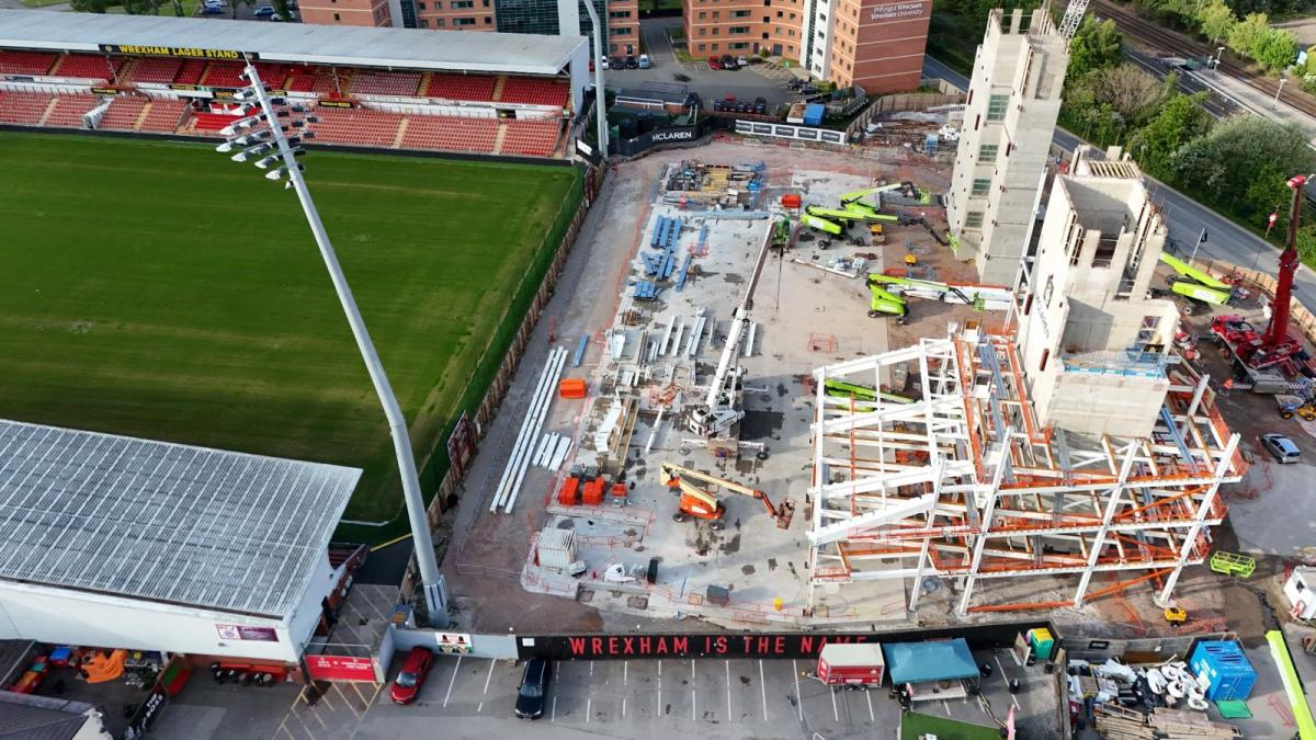 Obra da nova Kop Stand vista aérea - estruturas de aço