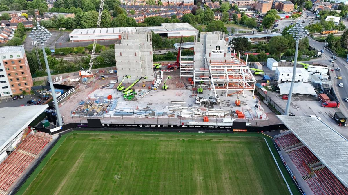 Estruturas de aço e núcleos de concreto da nova Kop