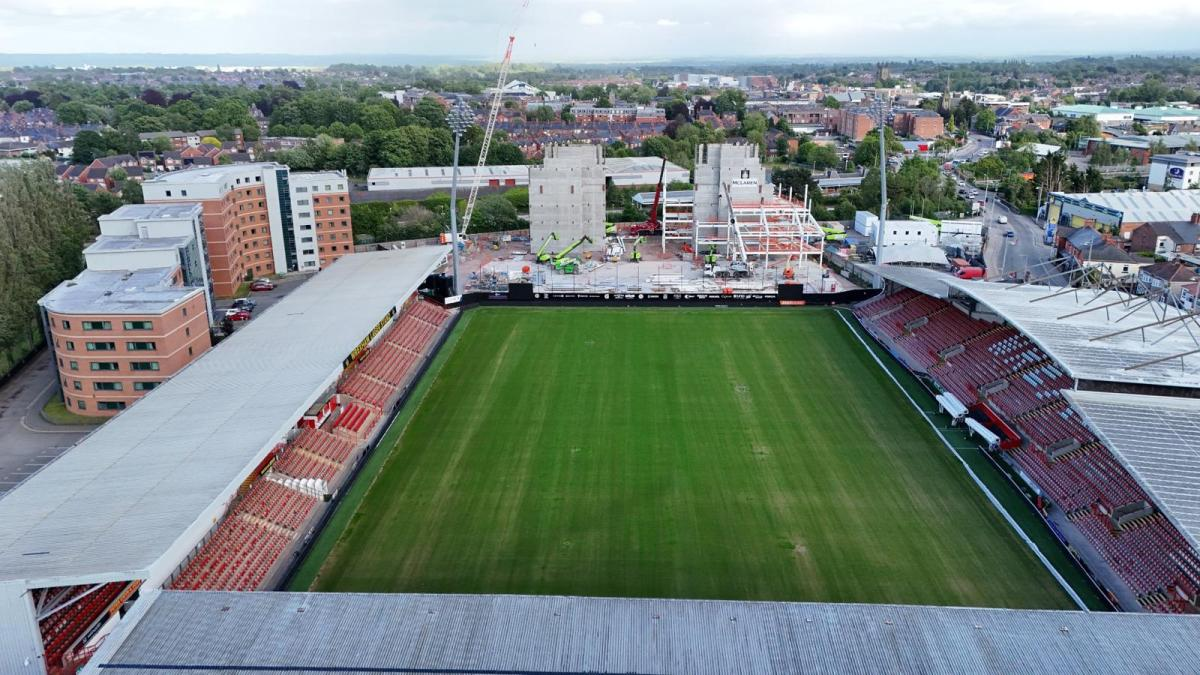Vista panorâmica da obra da Kop Stand e do Racecourse Ground